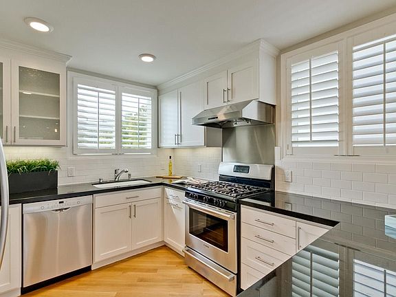 5th image of 35 Montrose Ave