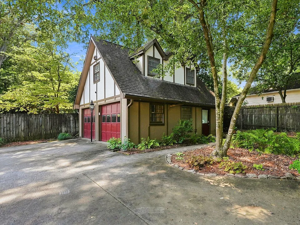 826 Mentelle Dr NE