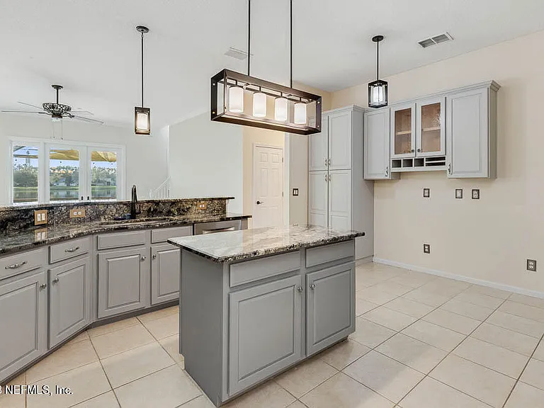 813 W American Eagle Dr — Photo 7