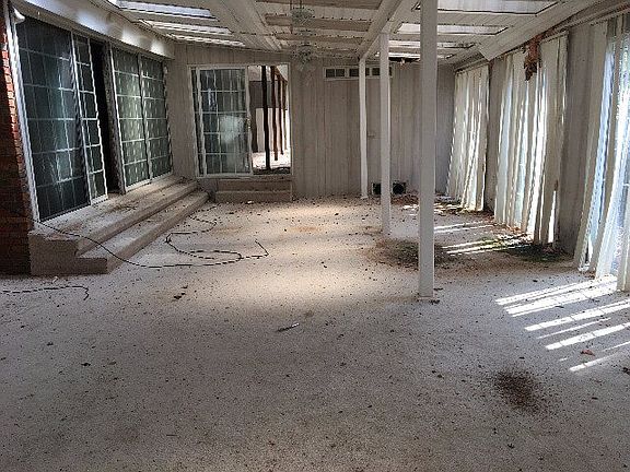 3rd image of 1961 Oak Dr