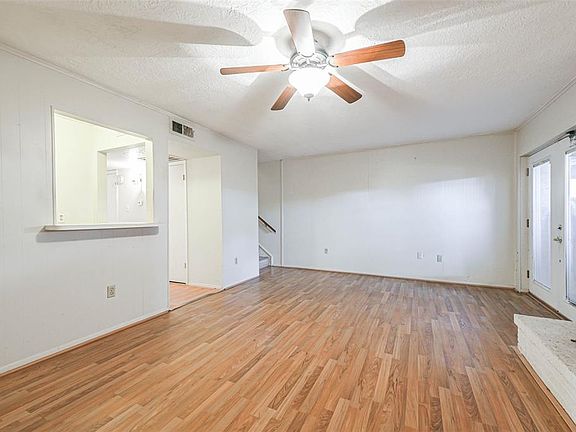 4th image of 1305 Town Circle #4