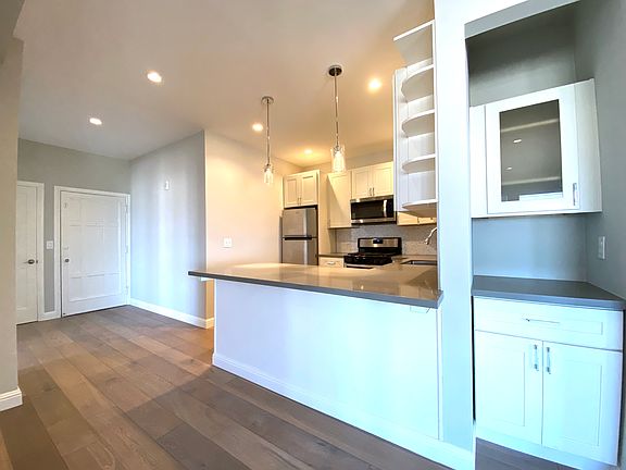 5th image of 900 Chestnut St APT 402