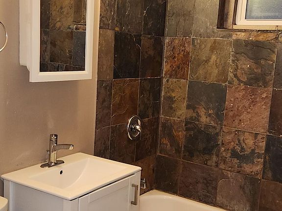 4th image of 4735 N Sawyer Ave #1