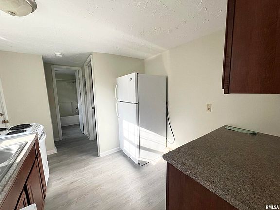 3rd image of 806 W College St