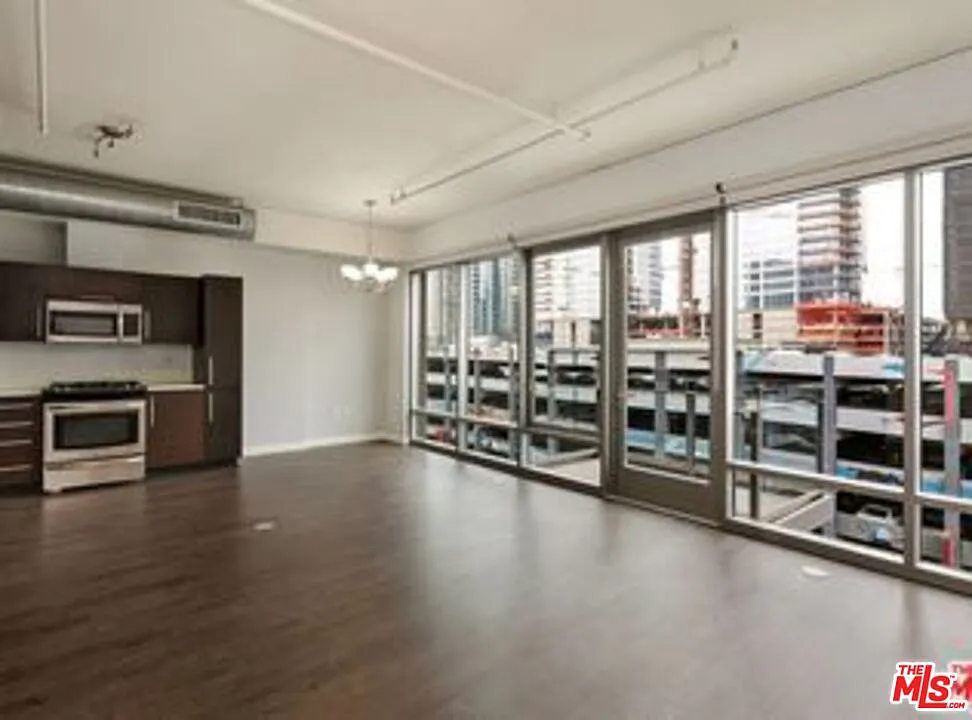 1 bed, 1.0 bath, 930 sqft, $3,050 — Photo 1