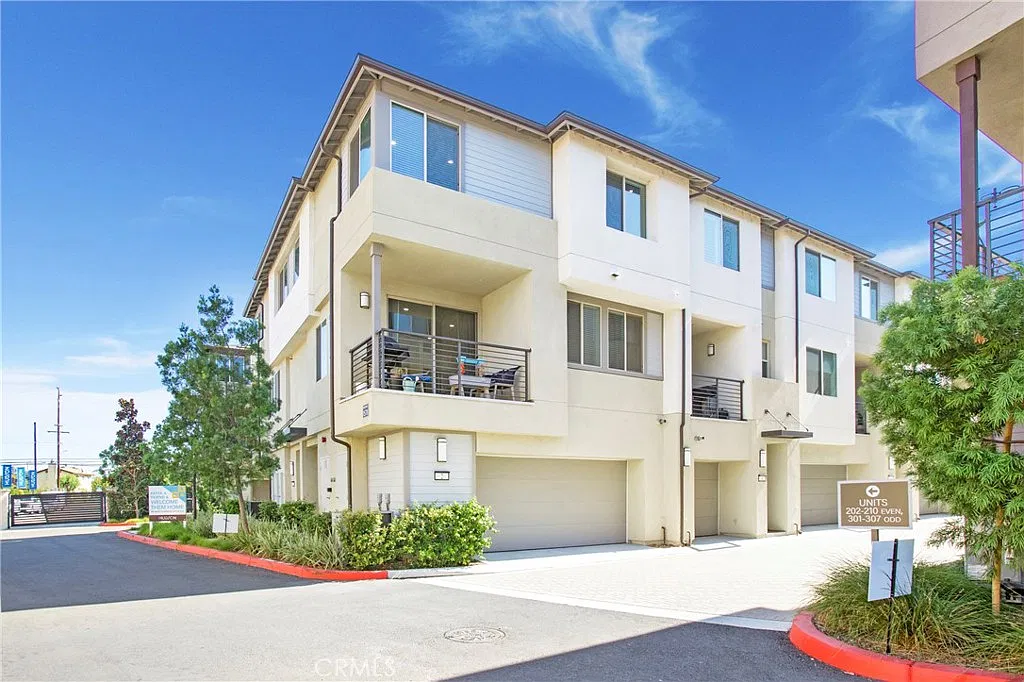 3 bed, 2.5 bath, 1360 sqft, $3,960 — Photo 3