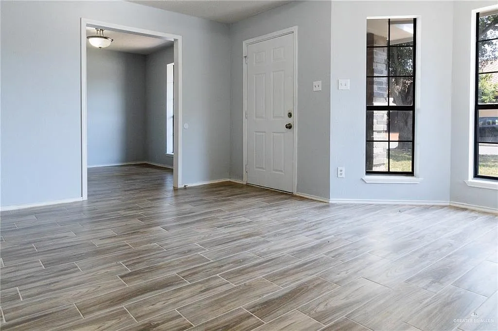 3 bed, 1.5 bath, 1032 sqft, $1,275 — Photo 3