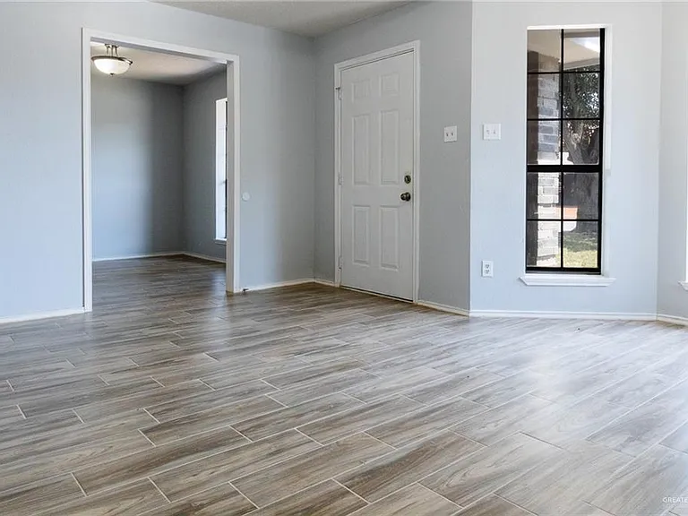2203 E Coma Ave — Photo 3