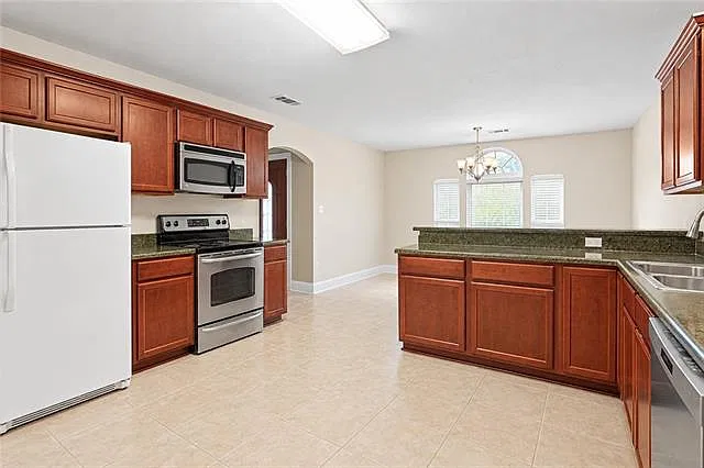 3 bed, 2.0 bath, 1420 sqft, $1,700 — Photo 4