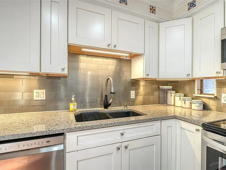 1127 S Osprey Ave — Photo 18