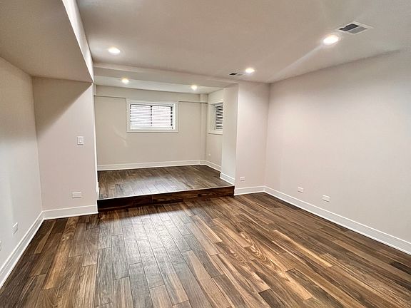 3rd image of 4416 N Wolcott Ave #G