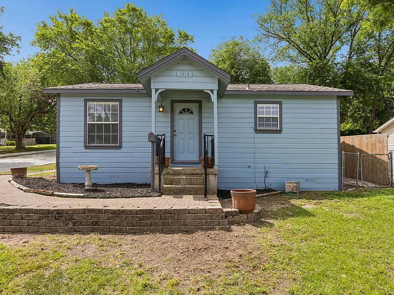 1516 Baxley St — Photo 1