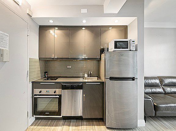 5th image of 150 W 51st St APT 1028