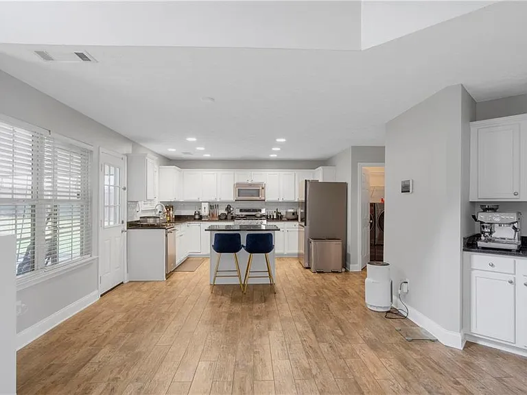 709 Roxholly Ln — Photo 10