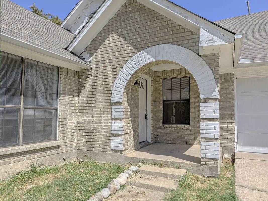 3 bed, 2.0 bath, 2149 sqft, $2,100 — Photo 1