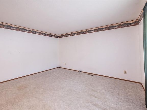 3rd image of 2411 Beechwood Blvd