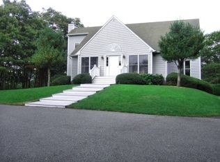 40 Kennedy Dr, Southampton, NY 11968
