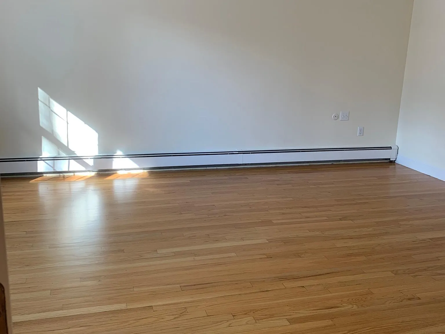 5 bed, 2.5 bath, 4000 sqft, $15,000 — Photo 2