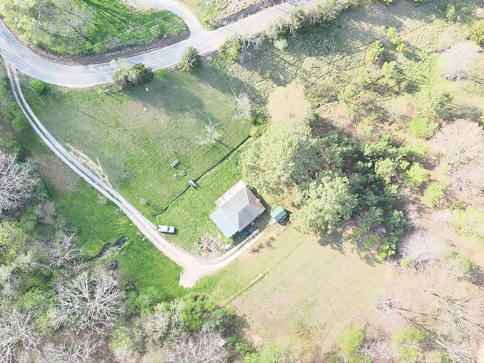 2nd image of 814 Emery Rd