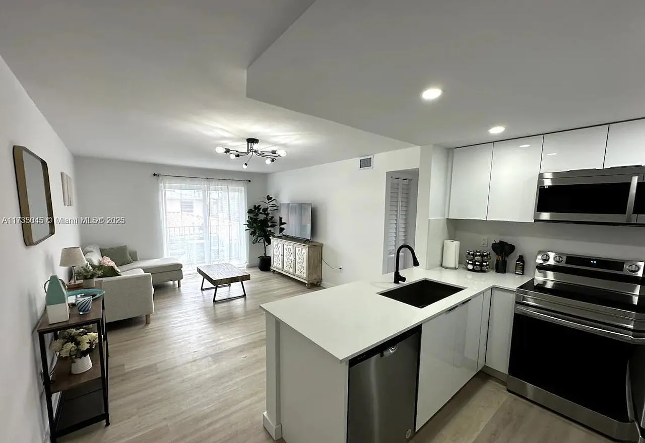 620 SW 10th St — Photo 2