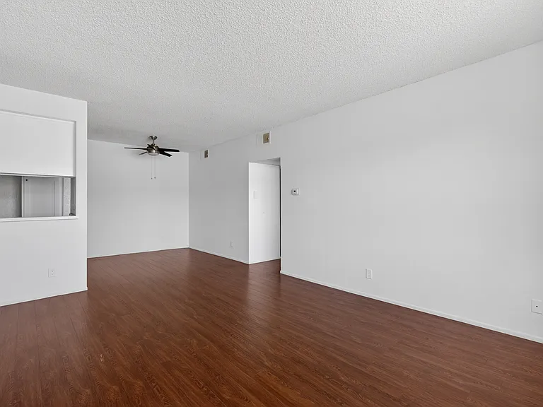 Woodman Ave Apartments — Photo 38