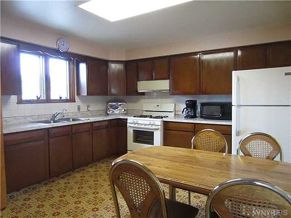 5th image of 122 Raymond Ave