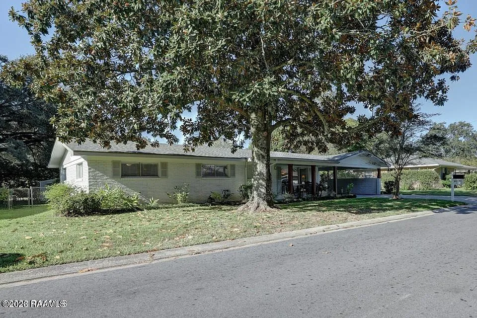 3 bed, 2.0 bath, 1800 sqft, $2,000 — Photo 2