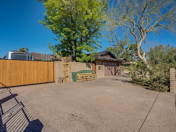4th image of 2124 E Geneva Dr