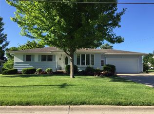 402 W 16th St, Vinton, IA 52349