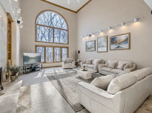 4 W Bay Ln, North Oaks, MN 55127