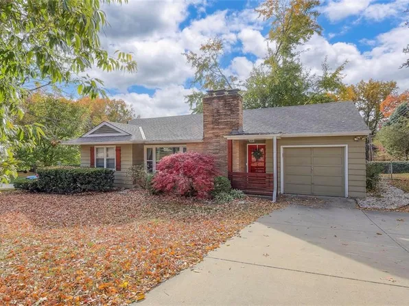 211 NW Briarcliff Rd, Kansas City, MO 64116