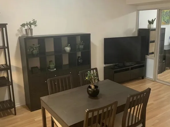 717 Bay St #306, Toronto, ON M5G 2J9