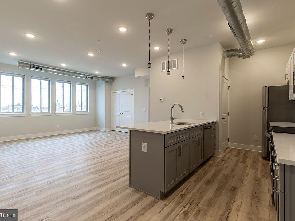 1st image of 121-27 W Cumberland St #303