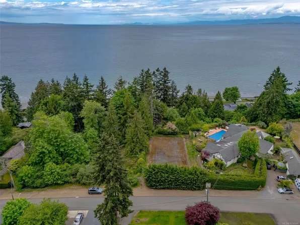 391 Burnham Rd, Qualicum Beach, BC V9K 1G5