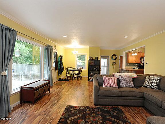 4th image of 1538 Cambridge Dr SE