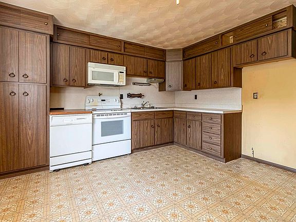 5th image of 307 E Douglas St