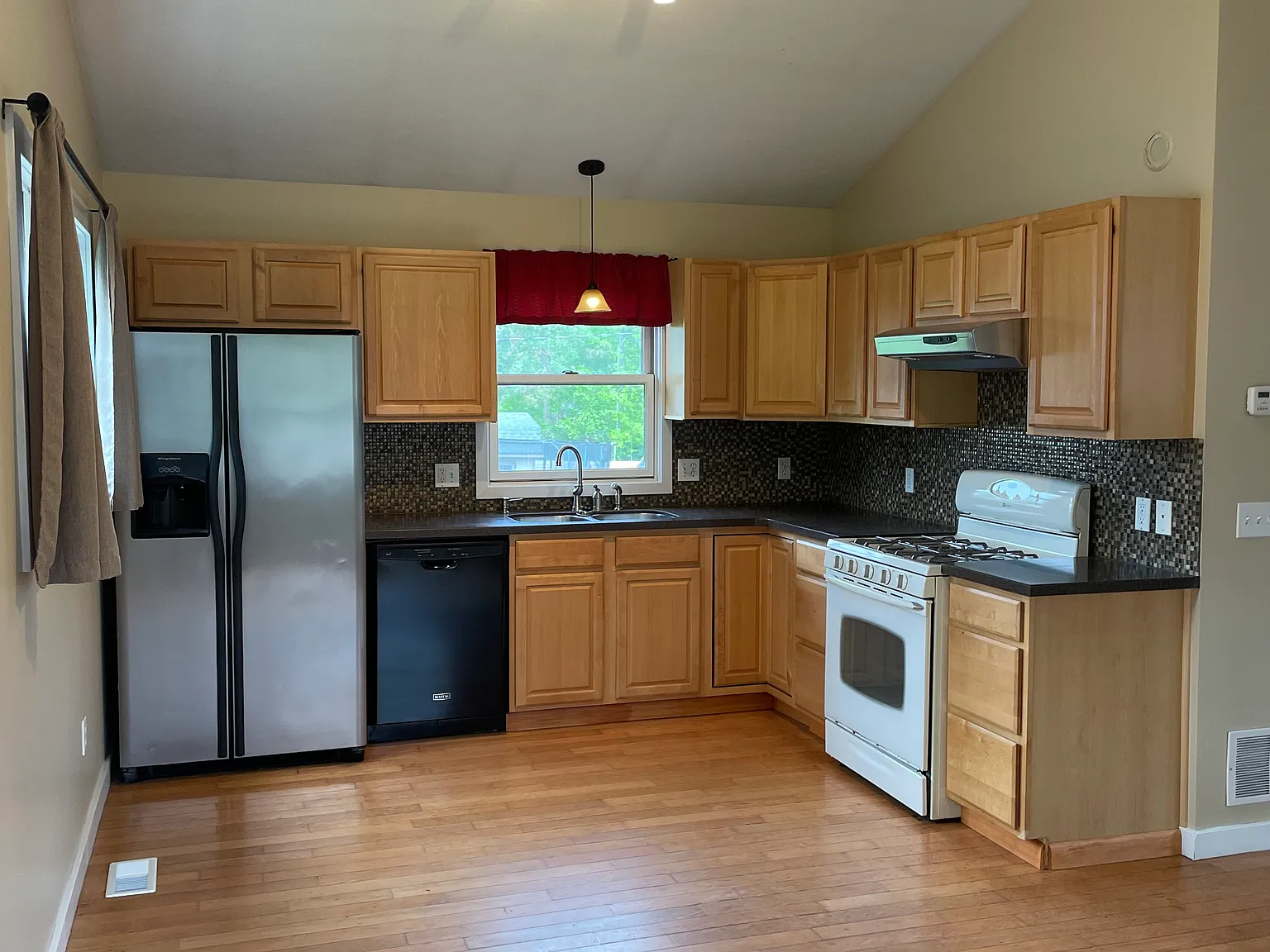 3 bed, 1492 sqft, $2,500 — Photo 2