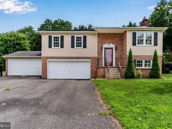 2210 Douglas Dr, Carlisle, PA 17013