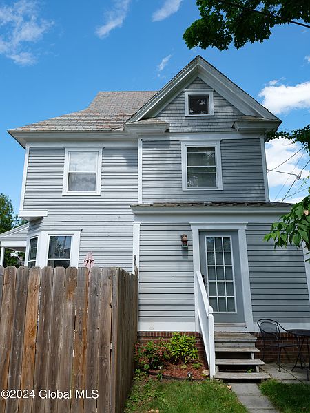 2nd image of 15 E Notre Dame Street