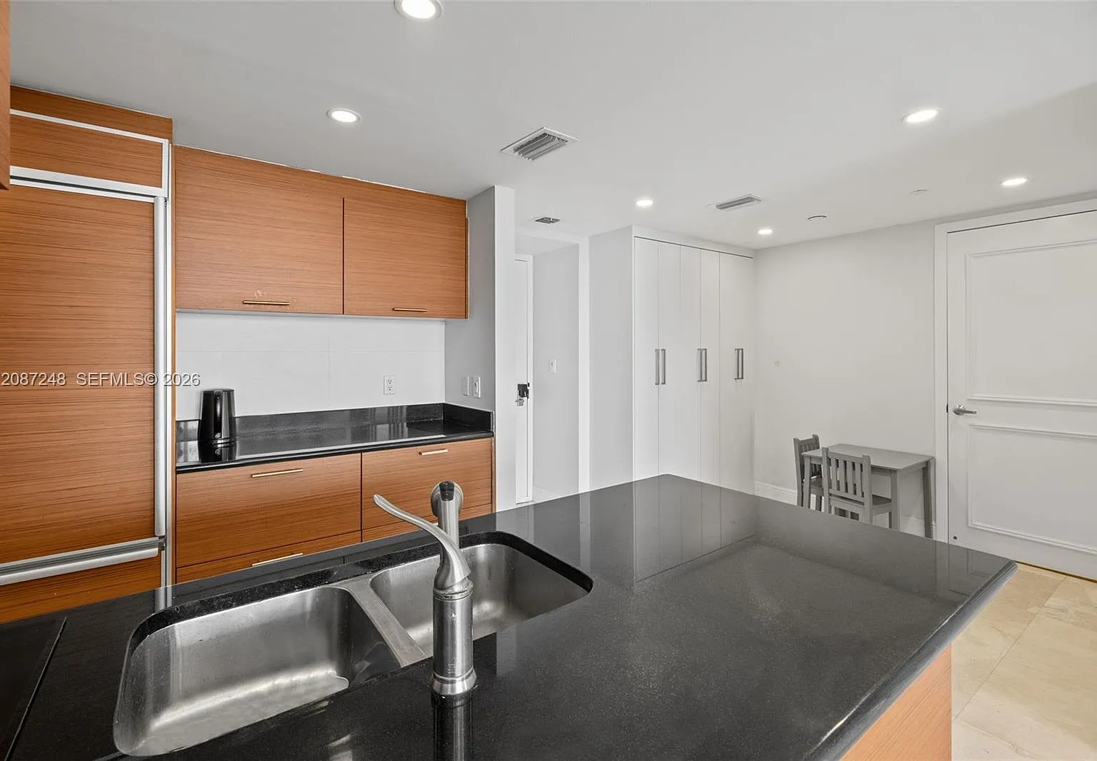 50 Biscayne Condo — Photo 4