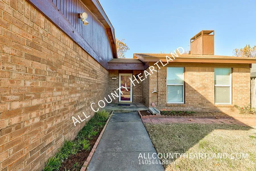 Charming 3-Bedroom Home with Fireplace & Covered Patio — Photo 2