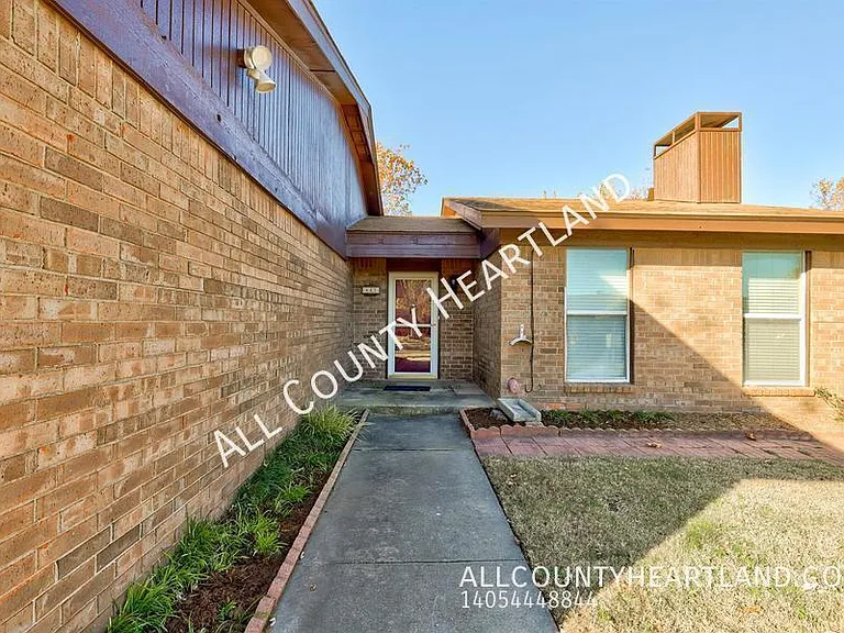841 N Robinson Ave — Photo 2