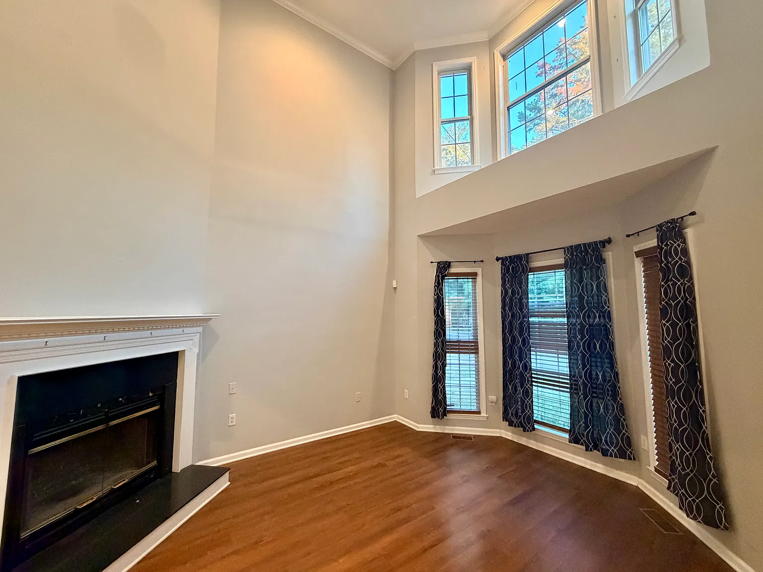 3 bed, 2424 sqft, $5,000 — Photo 2