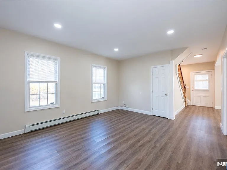 238 Van Ave — Photo 27