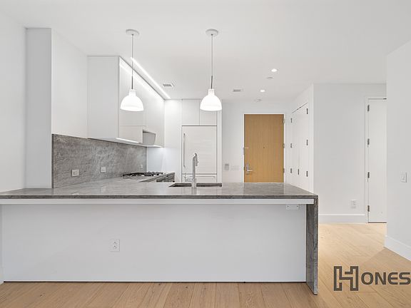 3rd image of 15 W 61st St #4L