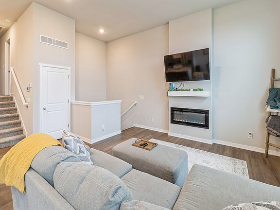 4th image of 393 NE Mink Dr