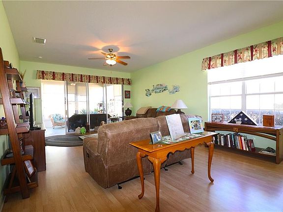 4th image of 5341 Sir Churchill Dr