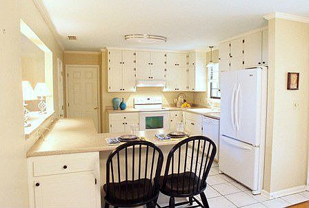 Remodeled Eat-In Kitchen w/ Breakfast Bar