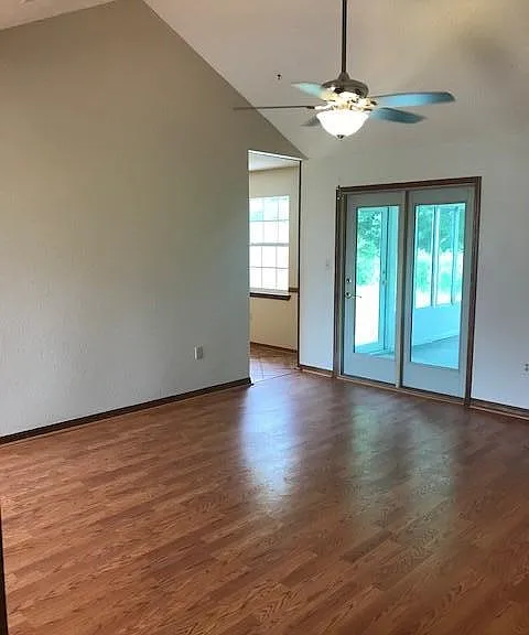 1604 Campbell Dr W — Photo 5