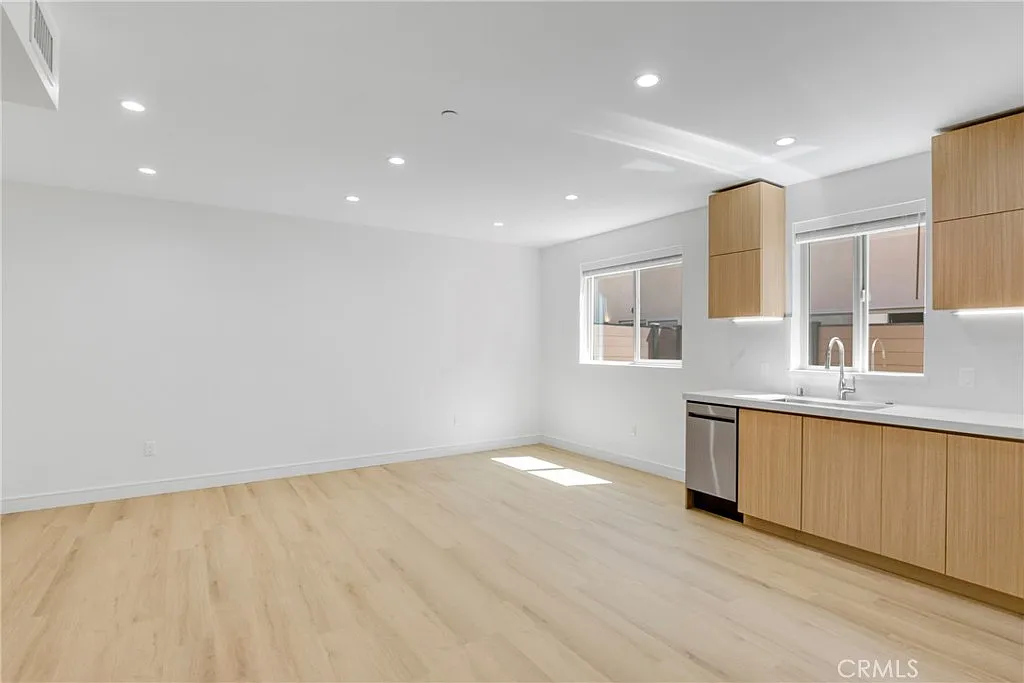 2 bed, 798 sqft, $3,500 — Photo 3